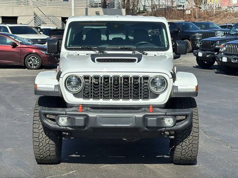 Used 2024 Jeep Gladiator Mojave image 2