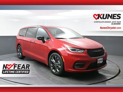 New 2026 Chrysler Pacifica Select