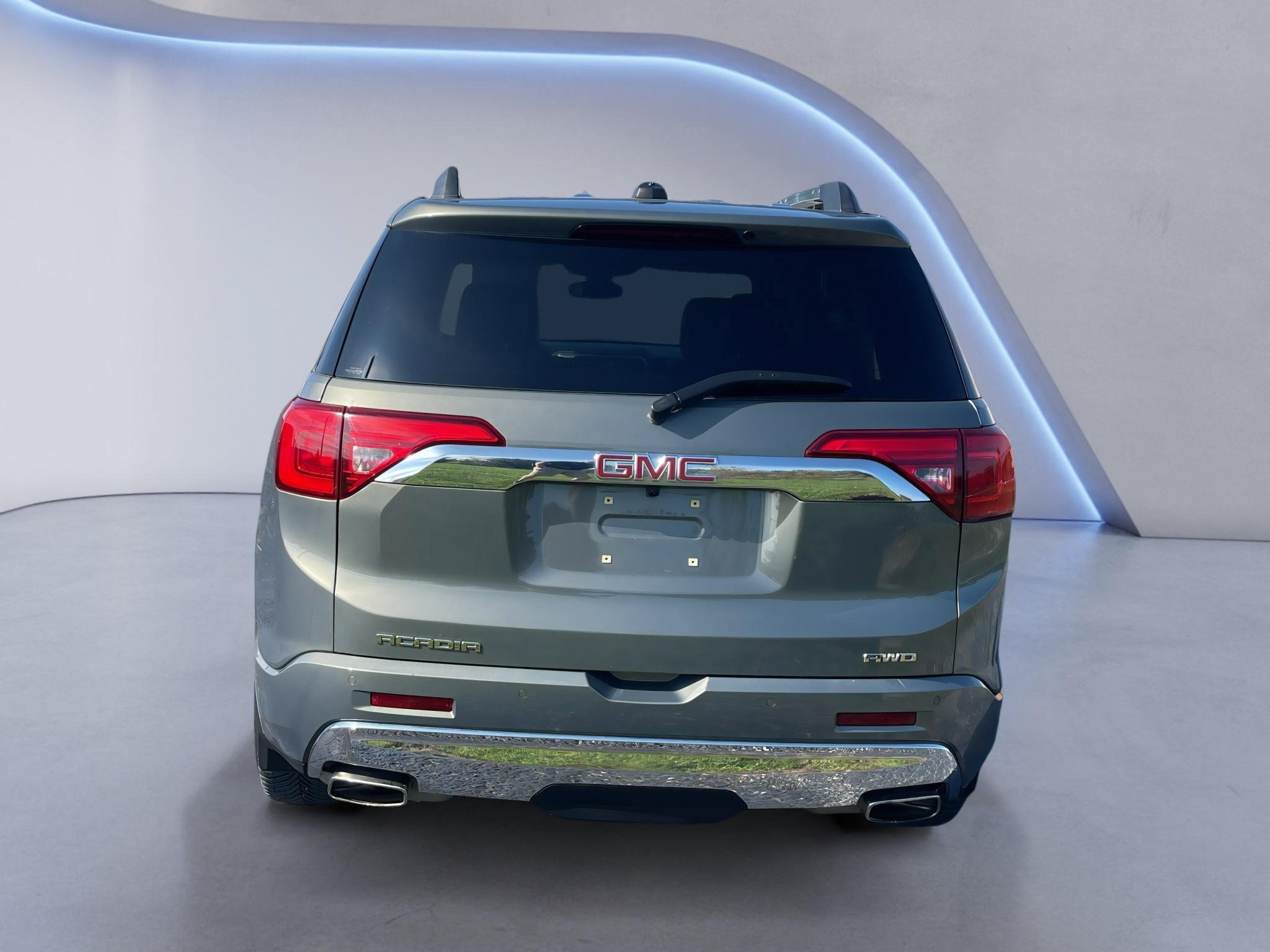 Used 2018 GMC Acadia Denali w/ Technology Package AWD/4WD image 4