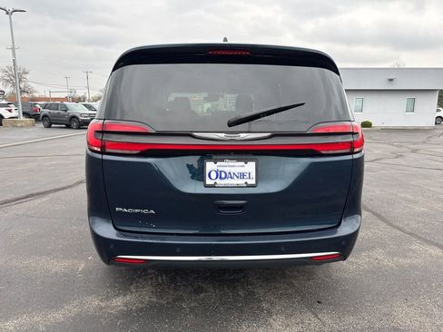 Used 2023 Chrysler Pacifica Touring-L FWD image 6