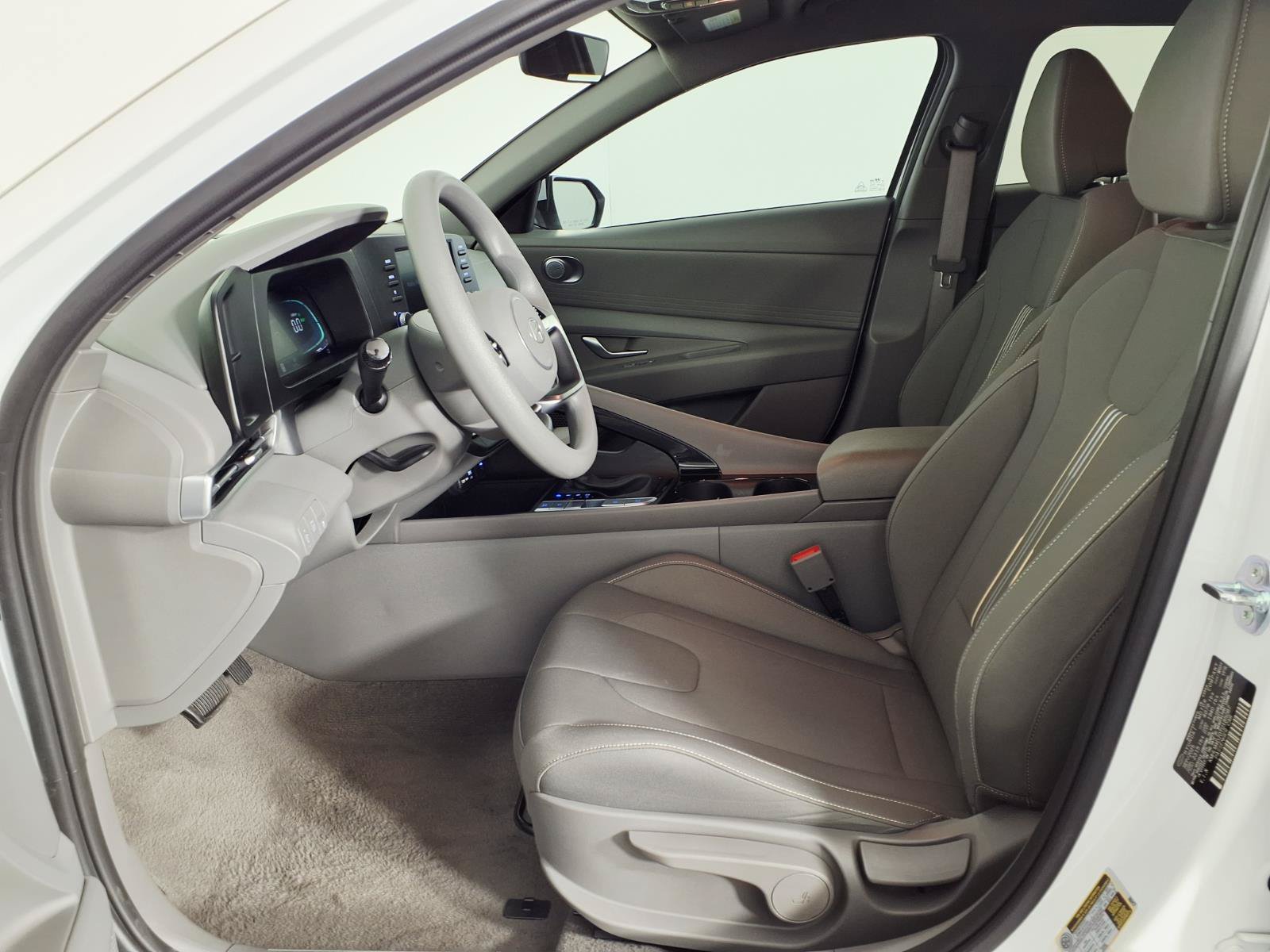 Used 2026 Hyundai Elantra Hybrid FWD image 17