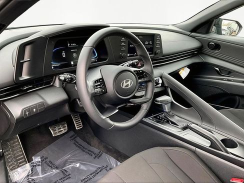 Used 2025 Hyundai Elantra Sport image 14