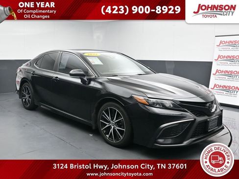 Used 2022 Toyota Camry SE FWD image 1
