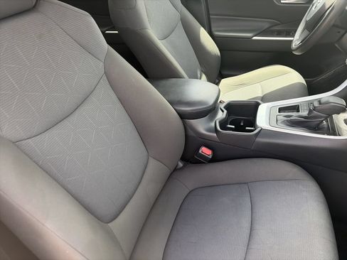 Used 2025 Toyota RAV4 XLE FWD image 31