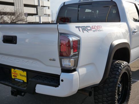Certified 2022 Toyota Tacoma TRD Off-Road w/ Technology Package image 18