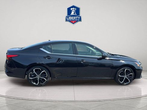 Used 2024 Nissan Altima 2.5 SR FWD image 13