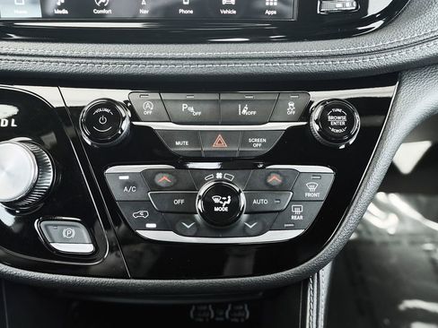 Used 2025 Chrysler Pacifica Limited image 35