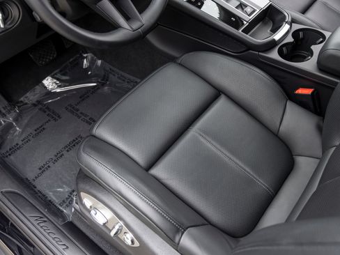 Certified 2026 Porsche Macan AWD/4WD image 31