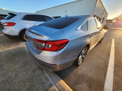 Used 2018 Honda Accord Touring image 4