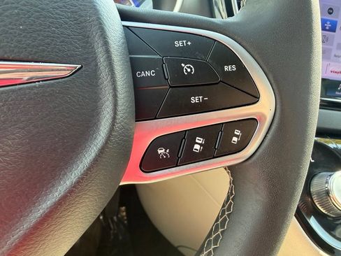 Used 2023 Chrysler Pacifica Touring-L FWD image 20