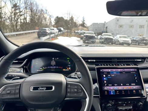 Used 2023 Jeep Grand Cherokee Trailhawk image 12