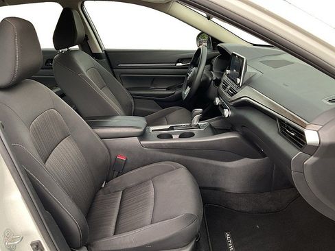Used 2025 Nissan Altima 2.5 SV FWD image 10