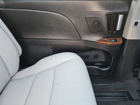 Used 2020 Toyota Sienna Limited AWD/4WD image 33