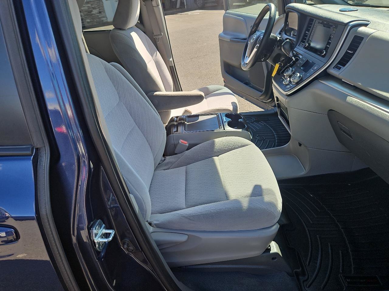 Used 2020 Toyota Sienna LE FWD image 17
