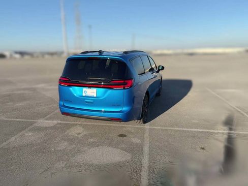 New 2026 Chrysler Pacifica Limited image 11