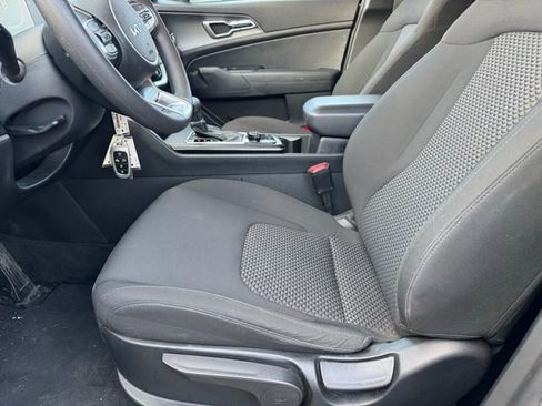 Used 2024 Kia Sportage LX image 5