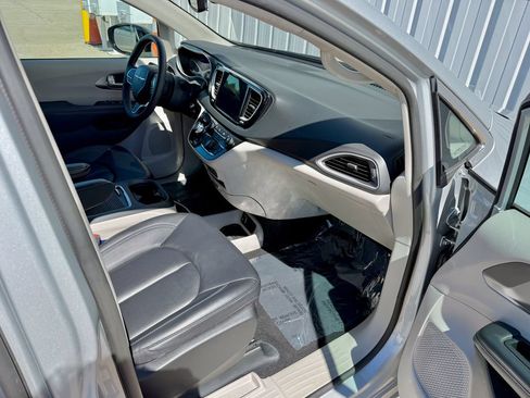 Used 2024 Chrysler Pacifica Touring-L FWD image 21