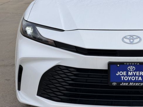 Used 2025 Toyota Camry LE FWD image 5