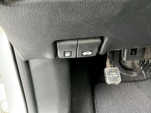 Used 2017 Nissan Rogue SV image 14