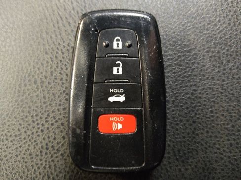 Used 2018 Toyota Camry XSE image 32