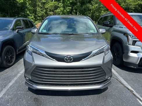 Used 2026 Toyota Sienna XLE FWD image 14