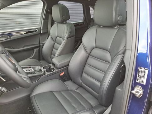 Certified 2025 Porsche Macan AWD/4WD image 4