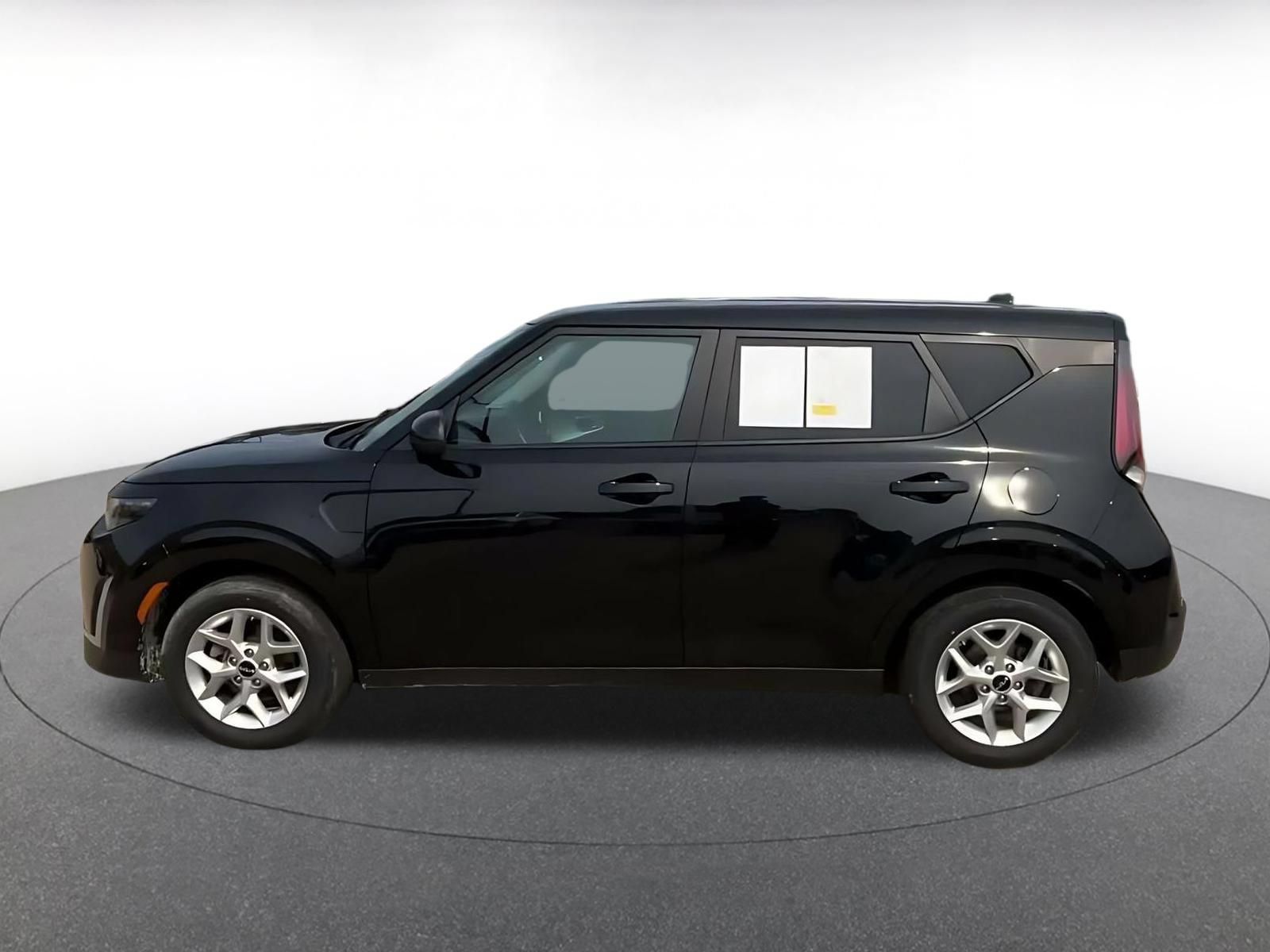 Used 2025 Kia Soul LX w/ LX Technology Package FWD image 7