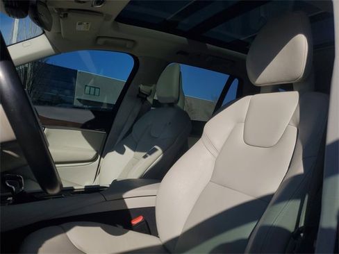 Used 2017 Volvo XC90 T5 Momentum w/ Vision Package image 13