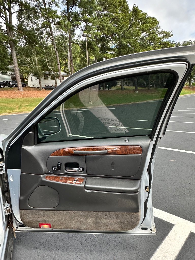 Used 2002 Lincoln Town Car Signature RWD image 16