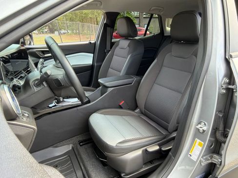 Used 2025 Chevrolet Trax LT w/ Driver Confidence Package FWD image 17