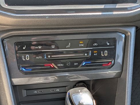 Used 2023 Volkswagen Tiguan SE w/ Panoramic Sunroof Package image 24