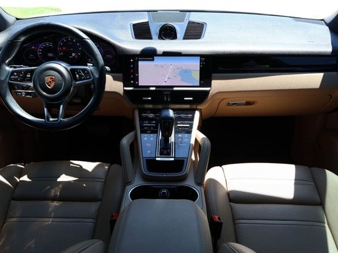 Used 2022 Porsche Cayenne AWD/4WD image 9