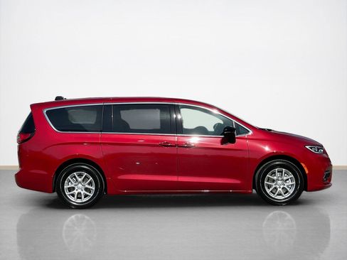 New 2026 Chrysler Pacifica Select image 8