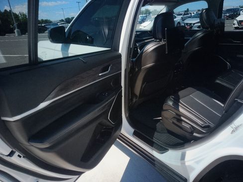 Used 2023 Jeep Grand Cherokee L Limited w/ Luxury Tech Group II AWD/4WD image 11
