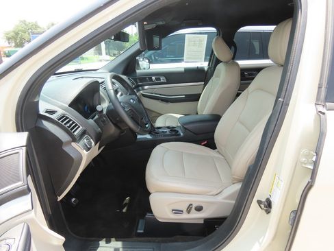 Used 2018 Ford Explorer XLT FWD image 21