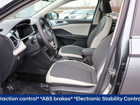 Used 2025 Volkswagen Taos SE AWD/4WD image 5