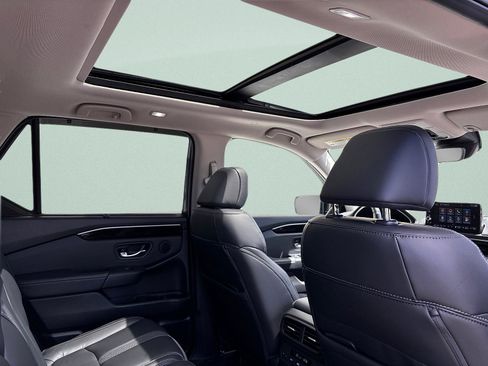 Certified 2025 Honda Pilot Touring image 39