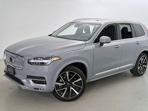 Certified 2025 Volvo XC90 B6 Plus AWD/4WD image 3