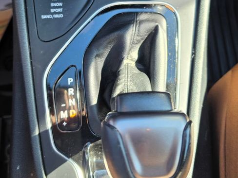 Used 2019 Jeep Cherokee Overland w/ Technology Group AWD/4WD image 17