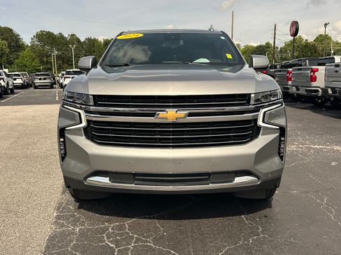 Used 2024 Chevrolet Suburban LT RWD image 3