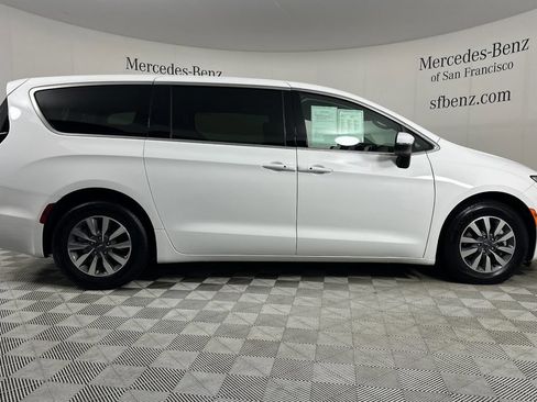 Used 2023 Chrysler Pacifica Touring-L FWD image 3