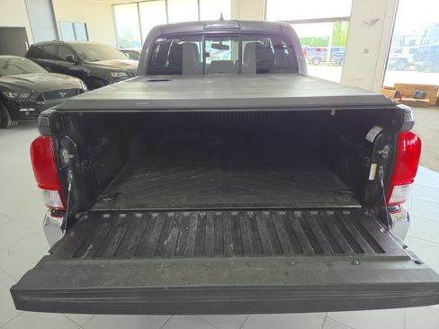 Used 2017 Toyota Tacoma SR5 AWD/4WD image 7