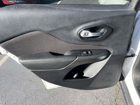 Used 2016 Jeep Cherokee Sport image 20