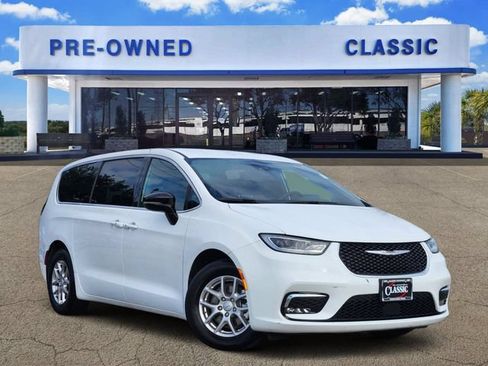 Used 2025 Chrysler Pacifica Select FWD image 1