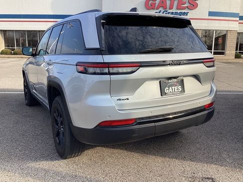 Used 2025 Jeep Grand Cherokee Altitude image 5