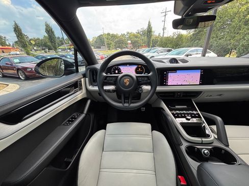 Used 2025 Porsche Cayenne S AWD/4WD image 32
