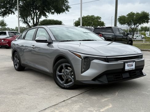 Used 2025 Kia K4 image 5