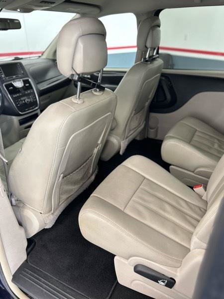 Used 2013 Chrysler Town & Country Touring FWD image 17