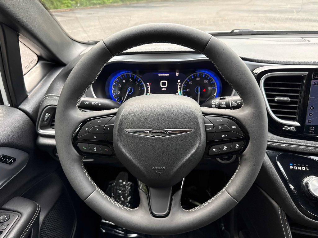 Used 2025 Chrysler Pacifica Limited FWD image 18