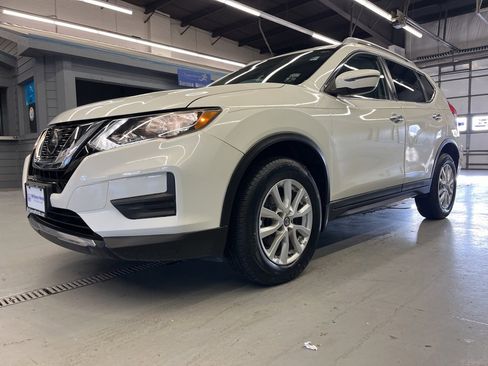 Used 2019 Nissan Rogue SV image 3
